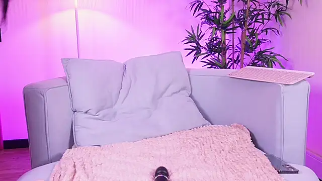 Snapshot of Zooe8 chatting on April 4, 1:19 pm Zooe8 online show from April 4, 1:19 pm