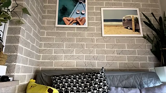 Snapshot of LaraDraggoo chatting on March 21, 7:39 pm LaraDraggoo online show from March 21, 7:39 pm