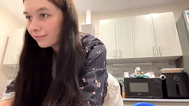 Snapshot of LaraDraggoo chatting on April 3, 8:18 pm LaraDraggoo online show from April 3, 8:18 pm