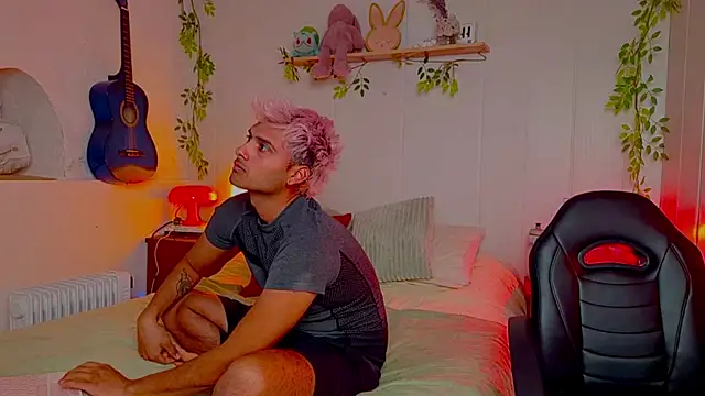 Snapshot of lunaticas_ chatting on April 3, 2:31 am lunaticas online show from April 3, 2:31 am