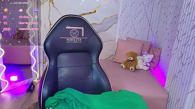 Snapshot of Maile_Tay chatting on March 27, 3:12 am Maile Tay online show from March 27, 3:12 am