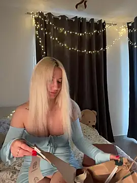 Snapshot of EllaCharm_ chatting on April 6, 3:35 pm EllaCharm online show from April 6, 3:35 pm