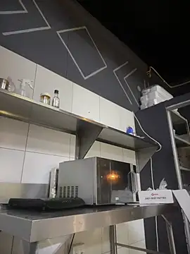 wildthroat online show from March 29, 9:53 am