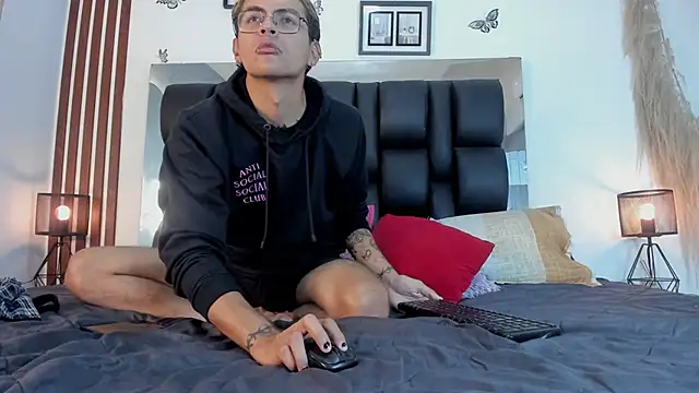 Snapshot of dalhia_and_hades chatting on March 21, 12:43 pm dalhia and hades online show from March 21, 12:43 pm