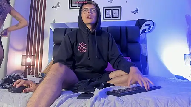 Snapshot of dalhia_and_hades chatting on March 31, 1:00 pm dalhia and hades online show from March 31, 1:00 pm