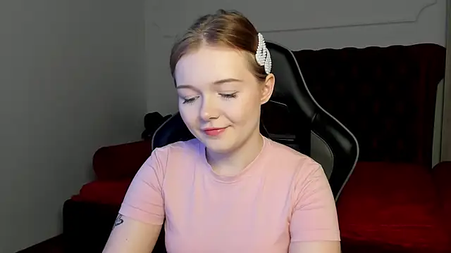 Snapshot of ElinaVale chatting on April 5, 5:04 am ElinaVale online show from April 5, 5:04 am