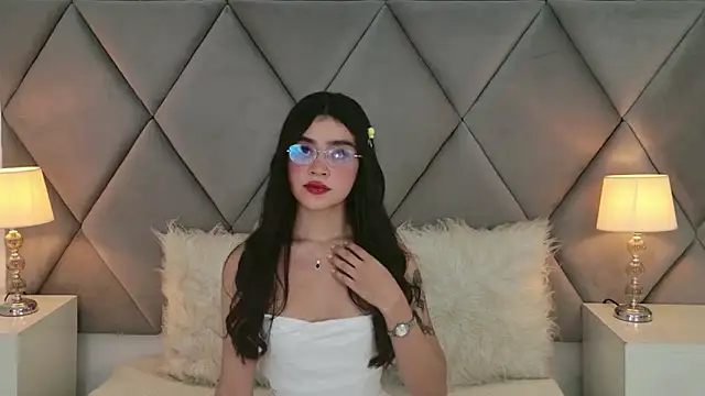 Snapshot of OliviaDiaz chatting on June 18, 8:13 pm OliviaDiaz online show from June 18, 8:13 pm