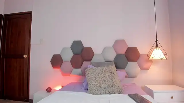 Snapshot of MaiaSinclair chatting on March 19, 11:36 am MaiaSinclair online show from March 19, 11:36 am