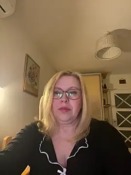 Snapshot of JanieLight53 chatting on March 21, 10:02 pm JanieLight53 online show from March 21, 10:02 pm