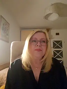 Snapshot of JanieLight53 chatting on April 1, 7:55 pm JanieLight53 online show from April 1, 7:55 pm