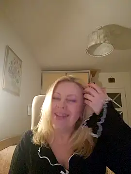 Snapshot of JanieLight53 chatting on April 2, 5:10 pm JanieLight53 online show from April 2, 5:10 pm