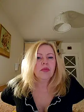 Snapshot of JanieLight53 chatting on April 3, 8:07 pm JanieLight53 online show from April 3, 8:07 pm