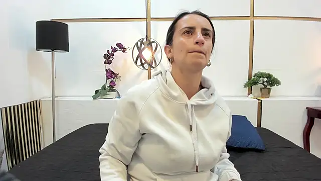 Snapshot of BrendaCantorel chatting on April 1, 11:44 am BrendaCantorel online show from April 1, 11:44 am