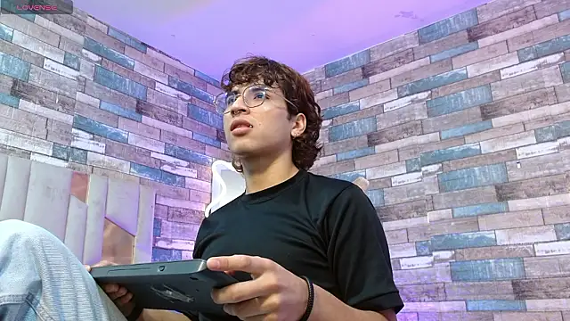 Snapshot of JUSTIN_TAY1 chatting on March 21, 11:59 am JUSTIN TAY1 online show from March 21, 11:59 am