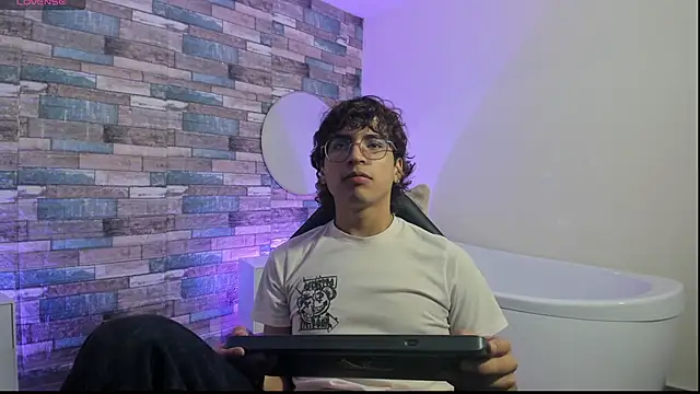 Snapshot of JUSTIN_TAY1 chatting on April 1, 11:33 am JUSTIN TAY1 online show from April 1, 11:33 am