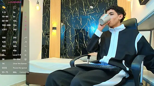 Snapshot of ValeriHot_1 chatting on April 5, 3:04 am ValeriHot 1 online show from April 5, 3:04 am