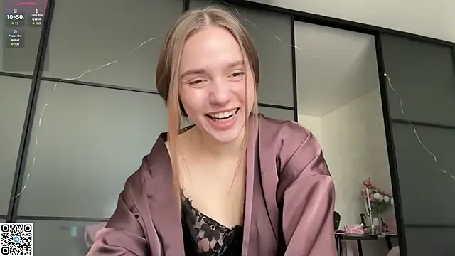 Snapshot of AliceBloomxxx chatting on April 2, 7:06 am AliceBloomxxx online show from April 2, 7:06 am