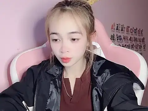 Snapshot of Odile068 chatting on March 12, 4:35 pm Odile068 online show from March 12, 4:35 pm