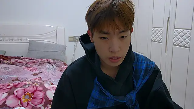 Snapshot of Similu-001 chatting on March 12, 4:40 am Similu-001 online show from March 12, 4:40 am