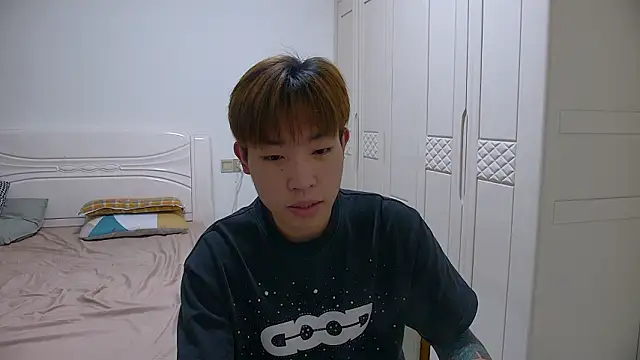 Snapshot of Similu-001 chatting on March 13, 10:11 am Similu-001 online show from March 13, 10:11 am