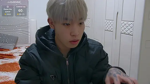 Snapshot of Similu-001 chatting on March 23, 9:57 am Similu-001 online show from March 23, 9:57 am