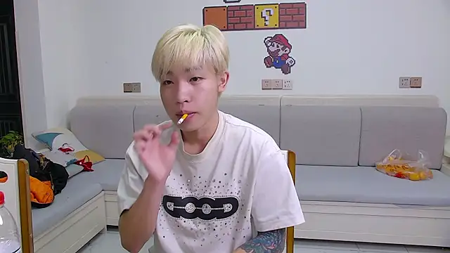 Snapshot of Similu-001 chatting on April 8, 10:37 am Similu-001 online show from April 8, 10:37 am