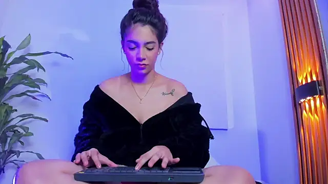 Snapshot of BellaRomano chatting on April 1, 11:11 am BellaRomano online show from April 1, 11:11 am