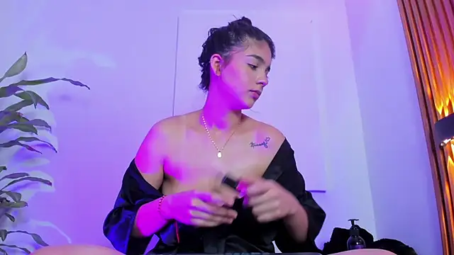 Snapshot of BellaRomano chatting on April 1, 1:41 pm BellaRomano online show from April 1, 1:41 pm