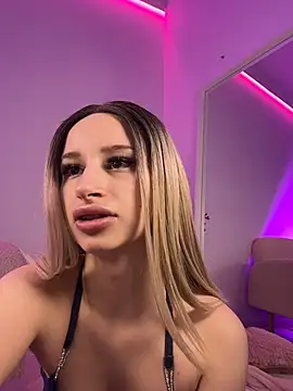 Snapshot of ScarletFlameee chatting on April 10, 5:23 am ScarletFlameee online show from April 10, 5:23 am