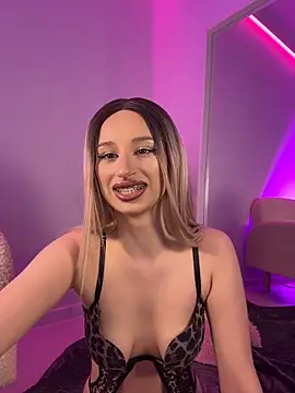 Snapshot of ScarletFlameee chatting on April 26, 6:33 am ScarletFlameee online show from April 26, 6:33 am
