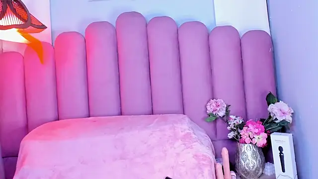 Snapshot of ZaraLuciana chatting on April 1, 11:00 am ZaraLuciana online show from April 1, 11:00 am