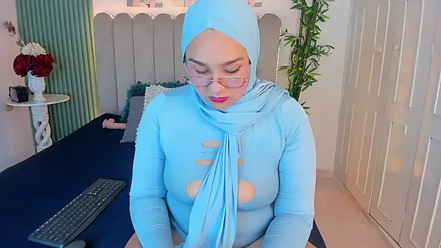 Snapshot of alely_ale chatting on March 14, 6:35 pm alely ale online show from March 14, 6:35 pm