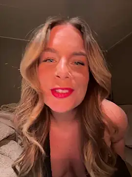 Snapshot of melanieeB chatting on March 18, 8:56 pm melanieeB online show from March 18, 8:56 pm