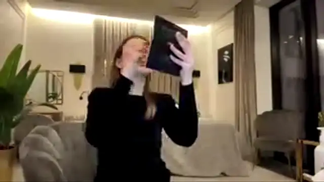 Snapshot of Cherry_Sin chatting on March 10, 4:45 pm Cherry Sin online show from March 10, 4:45 pm