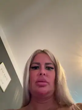 Snapshot of anna_kournikova chatting on April 7, 12:05 pm anna kournikova online show from April 7, 12:05 pm