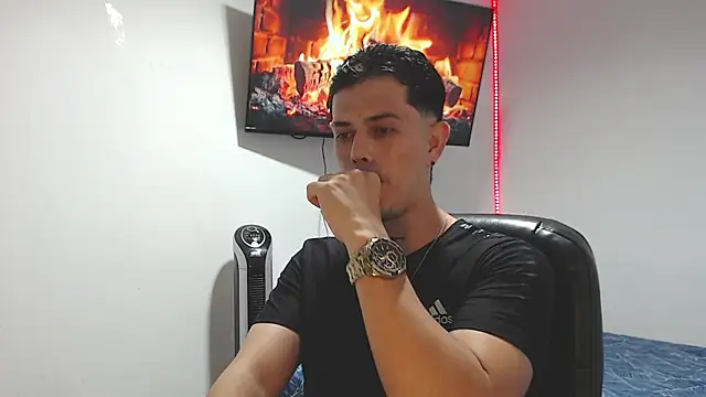 Snapshot of JUAN_CAMILOXXX chatting on April 2, 4:32 am JUAN CAMILOXXX online show from April 2, 4:32 am