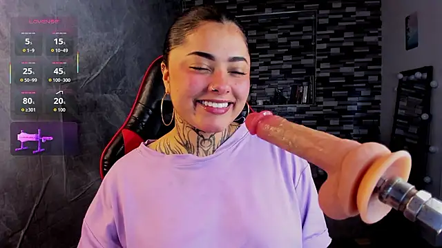 Snapshot of Sophiia_cherry chatting on March 18, 10:35 pm Sophiia cherry online show from March 18, 10:35 pm