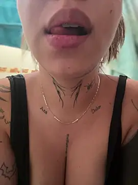 CarolQueen1  online show from May 3, 12:44 pm