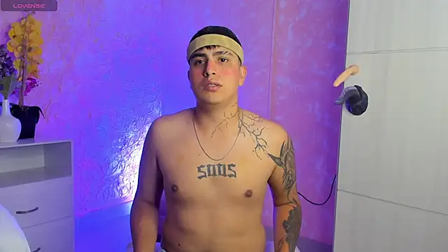 Snapshot of ThomasThundr chatting on March 27, 5:02 am ThomasThundr online show from March 27, 5:02 am