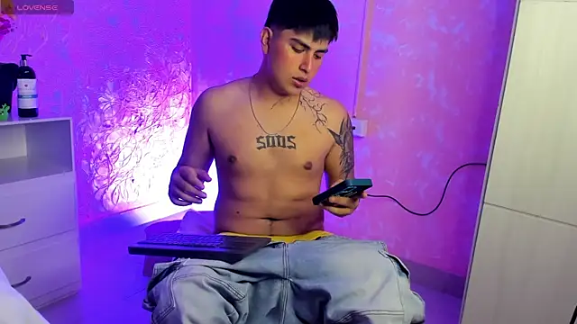 Snapshot of ThomasThundr chatting on March 28, 3:39 am ThomasThundr online show from March 28, 3:39 am