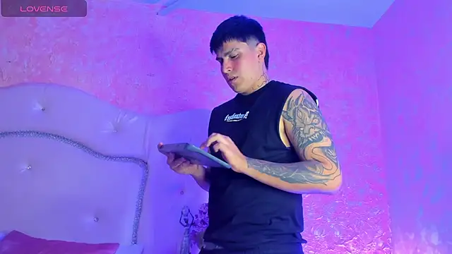 Snapshot of ThomasThundr chatting on March 31, 4:57 am ThomasThundr online show from March 31, 4:57 am