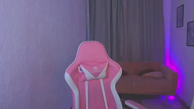 Snapshot of LoralAvery chatting on April 1, 9:34 pm LoralAvery online show from April 1, 9:34 pm