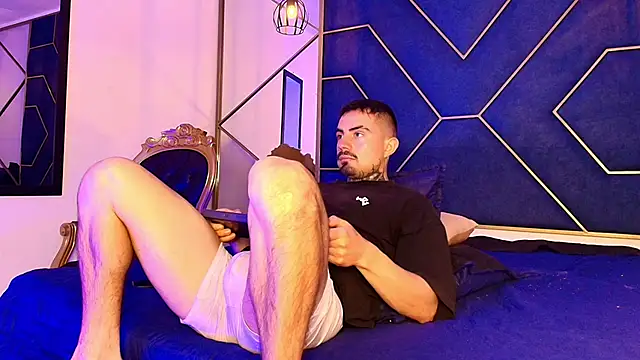 Snapshot of Dallas_Whitee chatting on March 18, 6:44 pm Dallas Whitee online show from March 18, 6:44 pm