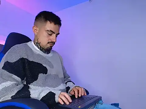 Snapshot of Dallas_Whitee chatting on March 26, 8:03 pm Dallas Whitee online show from March 26, 8:03 pm