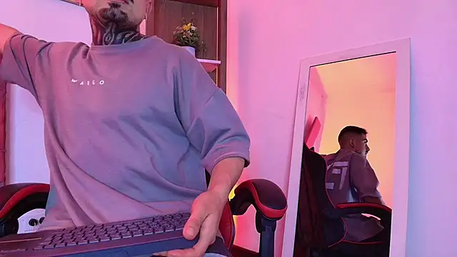 Snapshot of Dallas_Whitee chatting on March 28, 7:57 pm Dallas Whitee online show from March 28, 7:57 pm