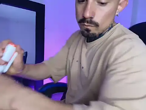 Snapshot of Dallas_Whitee chatting on April 2, 6:05 pm Dallas Whitee online show from April 2, 6:05 pm