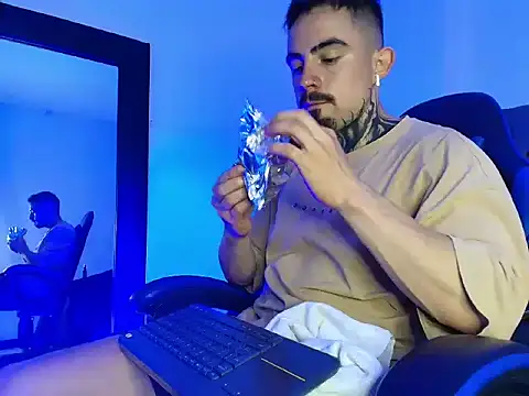 Snapshot of Dallas_Whitee chatting on April 4, 7:44 pm Dallas Whitee online show from April 4, 7:44 pm