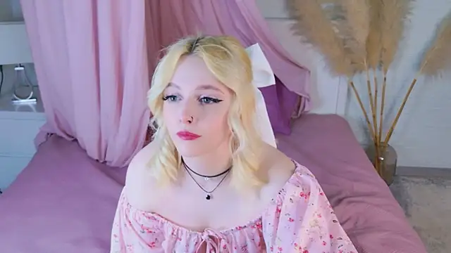 Snapshot of Sabrina_Roose chatting on March 19, 1:26 pm Sabrina Roose online show from March 19, 1:26 pm