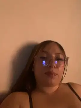 Snapshot of Milaac_ chatting on April 1, 10:18 pm Milaac online show from April 1, 10:18 pm