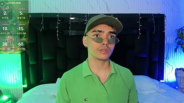 Snapshot of NicoKinggs_ chatting on March 17, 11:35 am NicoKinggs online show from March 17, 11:35 am